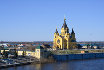 Obraz premium View of the Alexander Nevsky Cathedral and the bank of the Oka River in early spring in Nizhny Novgorod