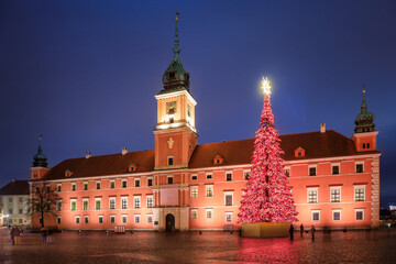 Fototapeta premium Christmas tree at the Royal Castle in Warsaw at night. Poland