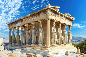 Obraz premium a Greek temple with pillars and statues on top