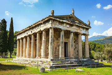 Fototapeta premium a Greek temple with pillars and statues on top