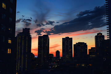 Fototapeta premium a city skyline with the sun setting behind it