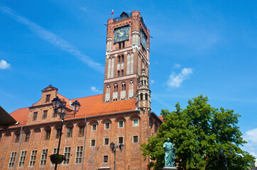 Gotycki ratusz z pomnikiem sławnego astronoma - dziedzictwo kulturowe, Toruń, Polska.. Gothic town hall in Torun, Poland