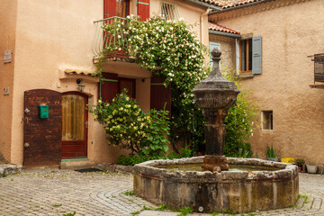 Photographie de voyage, ville d'Orpierre, village typique, rues, architecture, région PACA, provence alpes côte d'azur, france