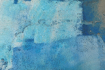 manchas brochazos de pintura blanca y azul sobre una pared gris con textura rugosa 4M0A0418-as24