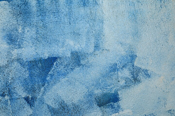 manchas brochazos de pintura blanca y azul sobre una pared gris con textura rugosa 4M0A0417-as24