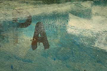 palabra pa borrada con brochazos de pintura blancos y verdes 4M0A0538-as24