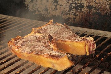asando chuletas a la parrilla en un asador pais vasco 4M0A0914-as24