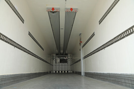 cami&oacute;n frigor&iacute;fico termo blanco interior vacio transporte alimentaci&oacute;n pescado marisco carne en el puerto 4M0A0591-as24