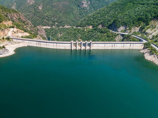 Naklejka premium Hydroelectric dam generating renewable energy surrounded by lush green forest