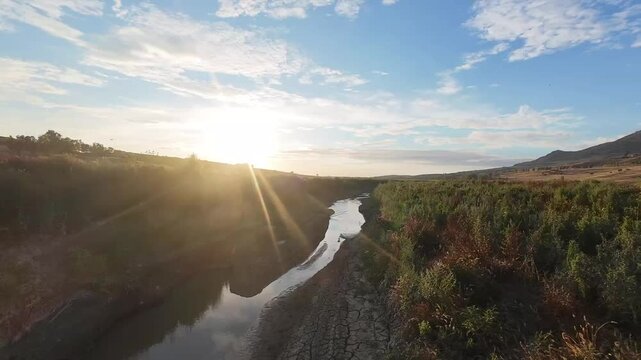 Sorvolo della riserva naturalistica della foce del delta del Po prosciugato dalla forte siccit&agrave; che ha colpito la nostra Italia lago poma sicilia