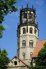Die römische-katholische Pfarrkirche St. Ludgeri aus dem Mittelalter im Sommer vor blauem Himmel...