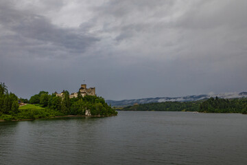 Obraz premium Ruins of the castle in Niedzica, view of the panorama of Lake Czorsztyn