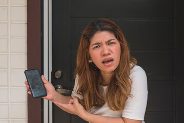 A woman in her 30s confronts her husband at the door, catching another woman's social media and...