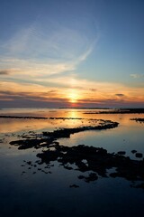 Couch&eacute; de soleil sur une plage de rochers