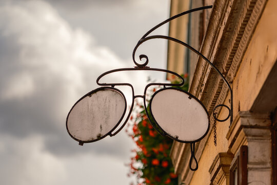 Stilisierte Brille als modernes Zunftzeichen in der Altstadt von Perleberg - Inschriften wurden entfernt