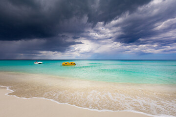 Krajobraz morski, tropikalna piaszczysta plaża, widok na horyzont, wakacje i wypoczynek w słoneczny dzień, linia brzegowa nad oceanem, tapeta, egzotyczne tło, Kuba © anettastar