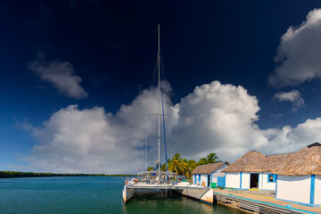 Krajobraz morski i katamaran, widok na przystań, wakacje i wypoczynek w słoneczny dzień, linia brzegowa nad oceanem, tapeta, egzotyczne tło, Kuba © anettastar
