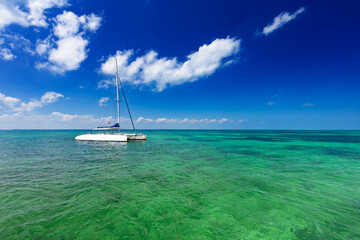 Krajobraz morski i katamaran, widok na horyzont, wakacje i wypoczynek w słoneczny dzień, linia brzegowa nad oceanem, tapeta, egzotyczne tło, Kuba © anettastar