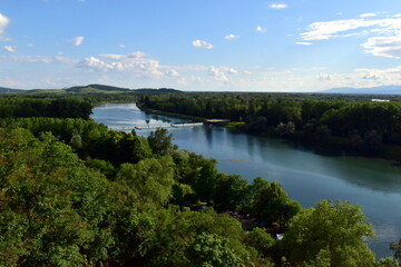 Obraz premium Der Rhein in Sasbach in einem regenreihen Frühjahr