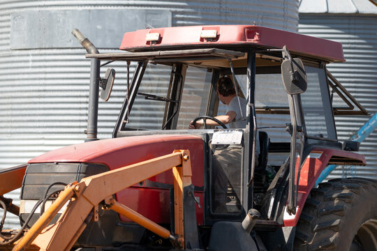 Tractor con chofer haciendo marcha para atr&aacute;s, secci&oacute;n 