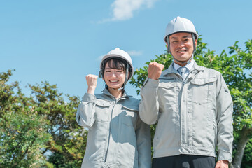 建設業・建築業・造園業の作業着姿の作業員・営業マン・ビジネスマン・ビジネスウーマン（ガッツポーズ）
