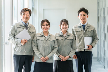 作業着・作業衣服を着た製造業・建築業・運送業・建設業の男女スタッフ
