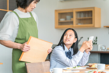 食事中にスマホを使う反抗期の子供と困る両親・家族
