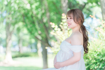 マタニティフォトの撮影をするアジア人妊婦の女性
