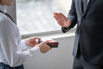 バレンタインデーにチョコレートを渡す女性と断る男性（失恋）
