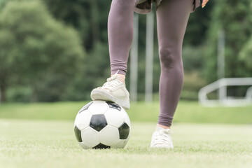 サッカー・フットサルの練習中の女性（女子サッカー）
