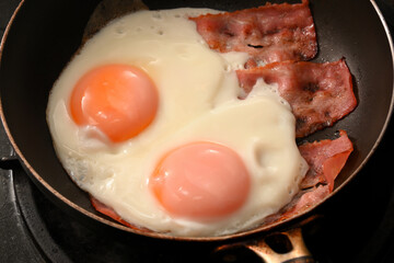 目玉焼き　キッチン　フライパン
