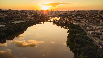 Vista aérea de drone da represa municipal de São José do Rio Preto ao pôr-do-sol com reflexos...