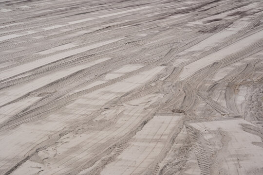 terreno de arena con caminos de llantas