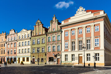 Obraz premium Colorful Renaissance architecture of Market Square in Poznan Old Town in sunny spring day, Poland