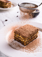 Sprinkle coca on tiramisu