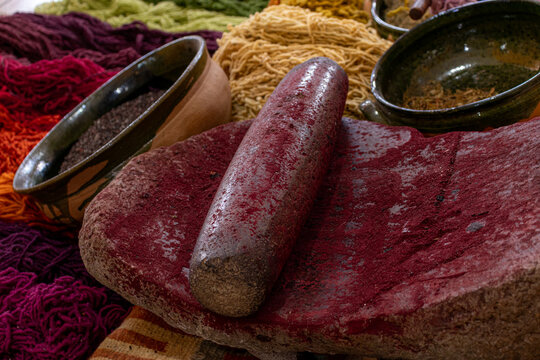 Tejidos de lana te&ntilde;idos de colores naturales en Oaxaca, M&eacute;xico