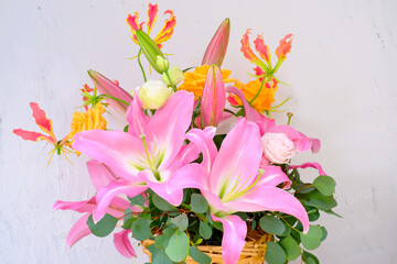 百合の入った花束