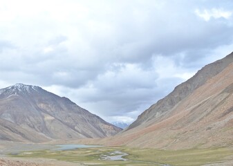 Obraz premium Leh Mountain Peaks Shrouded in Clouds under Clear Blue Sky