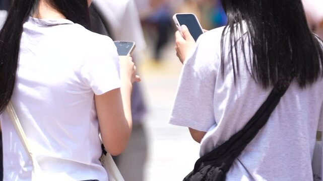 Young Japanese Women Using Smartphones（スマホを使う若い日本人女性）