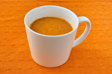 スペインの夏の新鮮で冷たいスープ  ガスパチョ コピースペースあり
Fresh and cold spanish summer soup gazpacho with copy space
