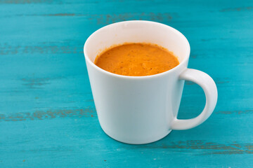 スペインの夏の新鮮で冷たいスープ  ガスパチョ コピースペースあり
Fresh and cold spanish summer soup gazpacho with copy space
