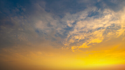 Fototapeta premium Enjoy a panoramic view of the skyline. The sun rises in the morning sky with colorful clouds. and beautiful cloud patterns In the soft light of the morning 