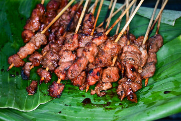 Satay with peanut sauce and soy sauce topped with chili slices and shallots is an Indonesian delight. Juicy grilled meat skewers paired with rich, spicy, and savory sauces.
