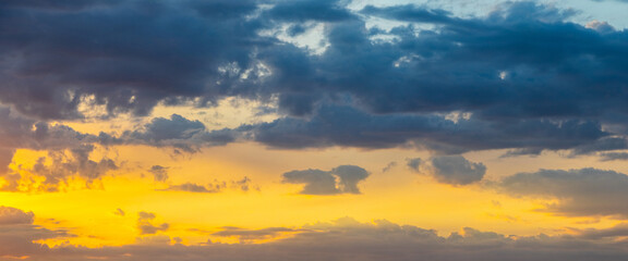 Obraz premium Evening sky with dark clouds above