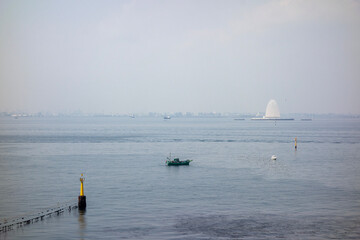 風の塔　東京湾アクアトンネルの換気塔　釣り船がいる東京湾風景