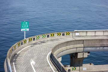 海ほたる　滑り止めがある急なカーブ