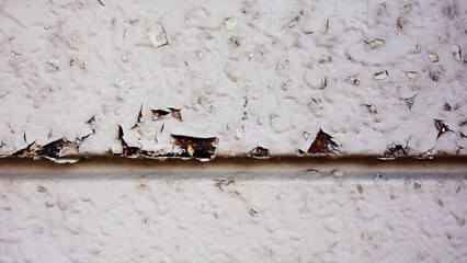 塗装剥がれ　錆びた外壁