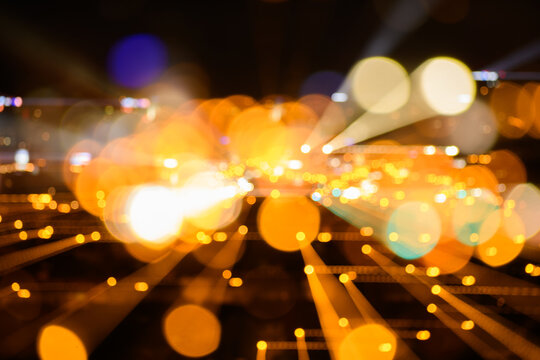 Błyszczący bokeh z rozmytych lamp ulicznych nocą 