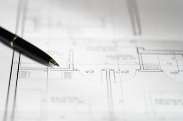 Długopis leży na rozmytym projekcie domu, biuro architektoniczne 