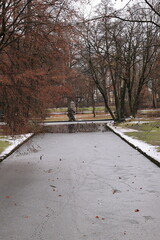 Blick in den Winterlichen Schlosspark im Zentrum von Bayreuth in Bayern	
